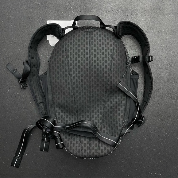 RARE lululemon Fast and Free Reflective Backpack *SW SeaWheeze edition - Picture 6 of 6